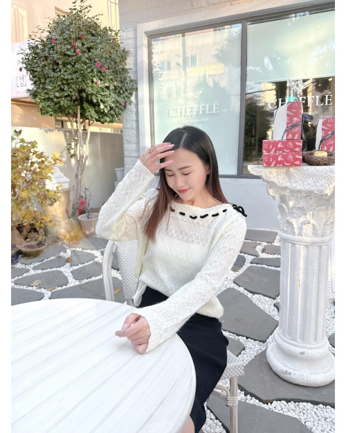 B/W Ribbon Patterned Knit Top